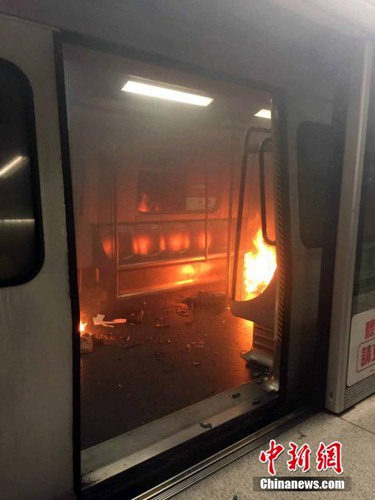 香港の鉄道尖沙咀駅で火災　17人がけが