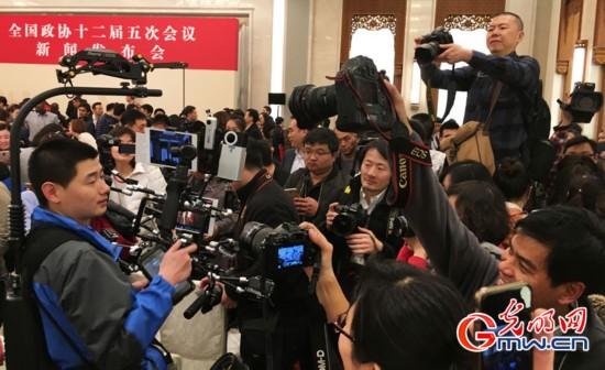 中国両会開幕、複数メディアのカメラ装着する「アイアンマン」が話題　