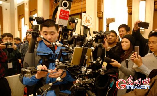 中国両会開幕、複数メディアのカメラ装着する「アイアンマン」が話題　