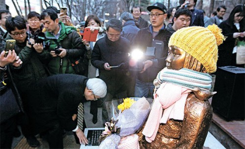 韓国の市民、少女像を守る平和大会を開催　日韓慰安婦合意に反対