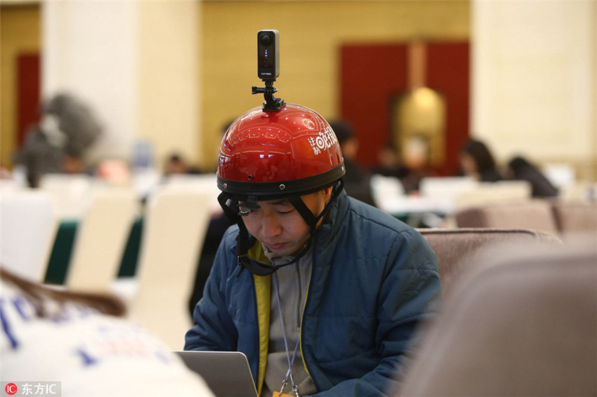 原稿書きながら撮影可能　カメラ付きヘルメットの記者が話題に
