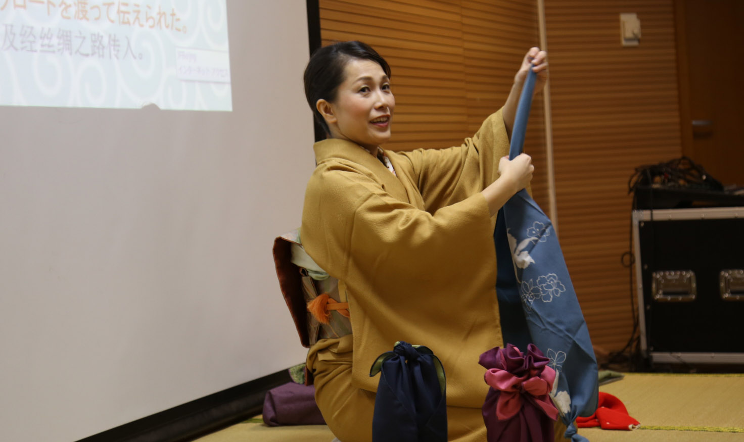 第26回「『着るアート』である着物の魅力を中国の人々に」五十嵐綾子さん　　外国人が体験してみたい日本伝統文化といえば、なんといっても「着物の着付け体験」。これは欧米圏に限らず、中国人にとっても同じ。今回は、「きものコンサルタント」として中国で文化交流活動や映画作品の衣装指導などを通して、日本伝統の衣文化で『着るアート』である着物の魅力を発信している五十嵐綾子さんをご紹介する。[日本語版]  [中国語版]  