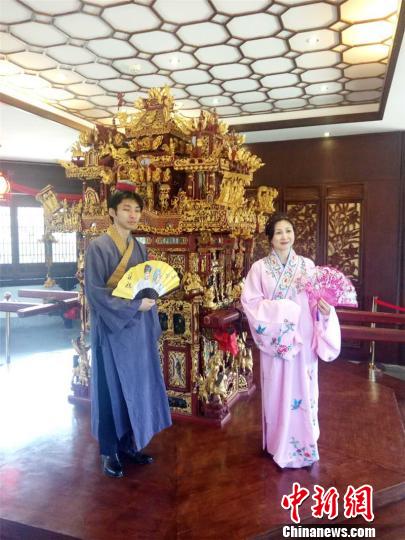 中国の伝統衣装を着て「梁祝の恋」を演じた青井聡子さんと伊藤健康さん。