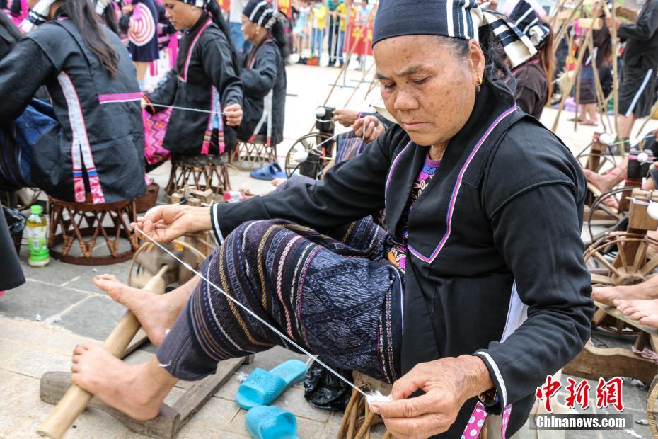 海南省東方市で「同時に黎錦編みをした最多人数」のギネス記録樹立