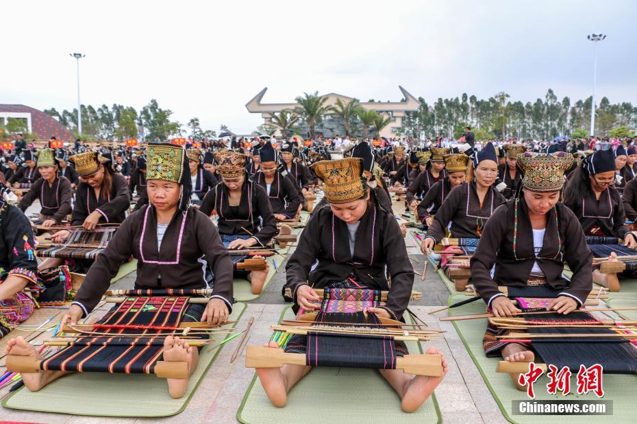 海南省東方市で「同時に黎錦編みをした最多人数」のギネス記録樹立