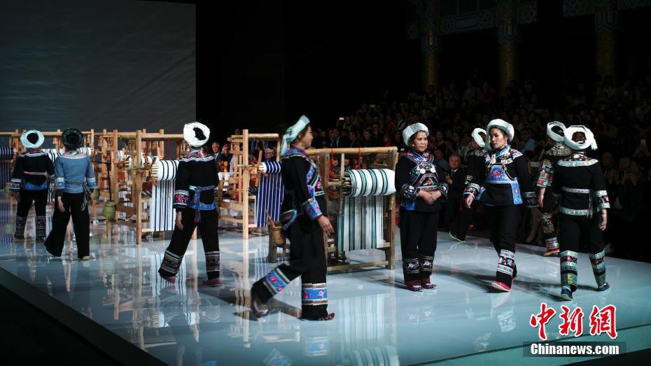 中国国際ファッションウィーク開催　民族の特色生かした新たなデザイン披露