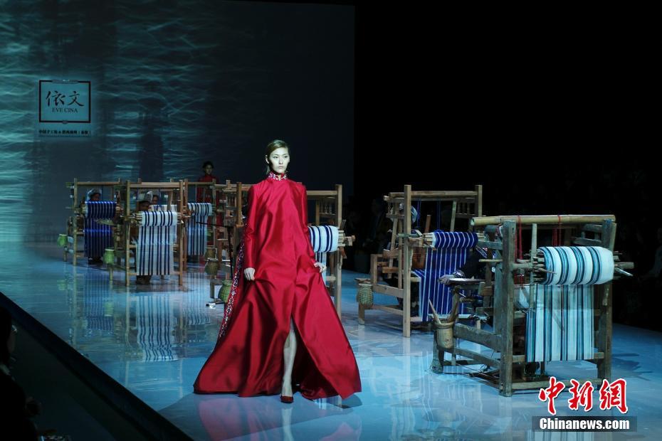 中国国際ファッションウィーク開催　民族の特色生かした新たなデザイン披露