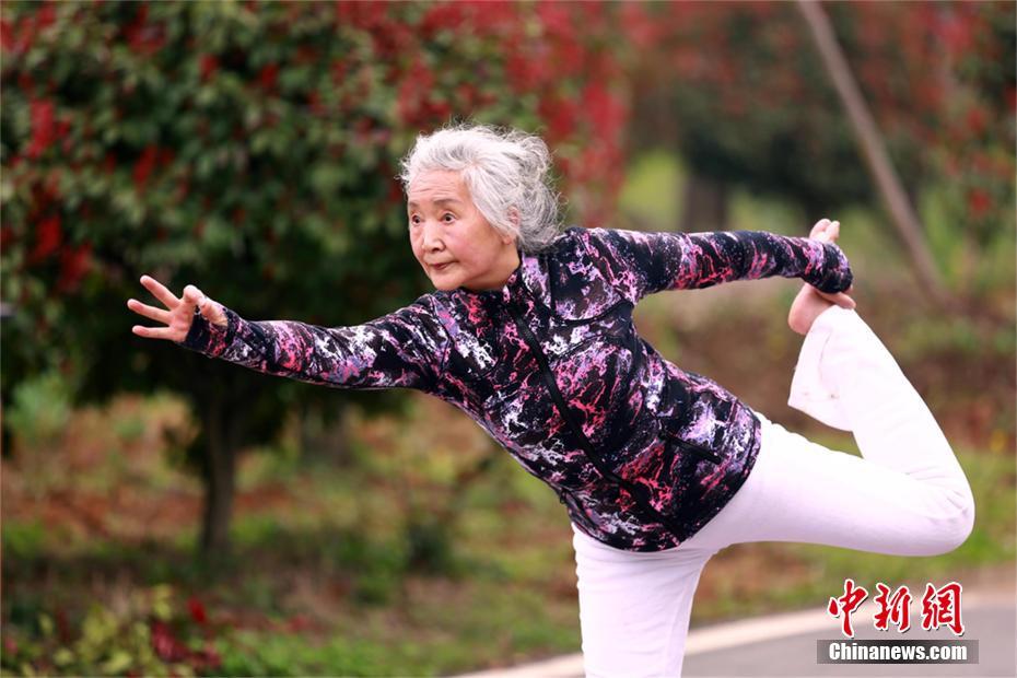 ヨガ歴14年の75歳女性、老人向けのヨガ教室も　湖北省