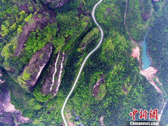 上空から俯瞰した壮大な龍虎山の空中桟道　江西省