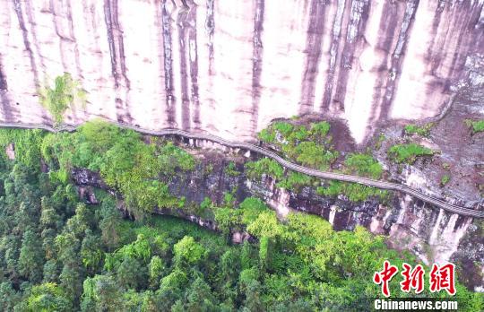 上空から俯瞰した壮大な龍虎山の空中桟道　江西省