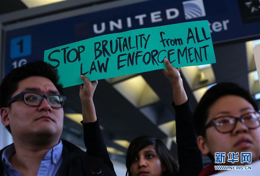 シカゴ市民、ユナイテッド航空の乗客引きずり降ろし事件に抗議