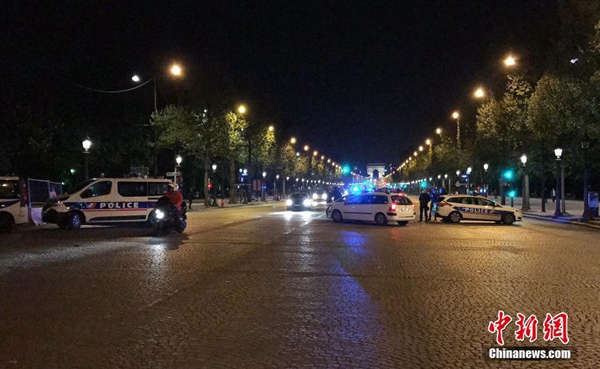 パリ・シャンゼリゼ通りで銃撃事件　警察官1人死亡、2人負傷