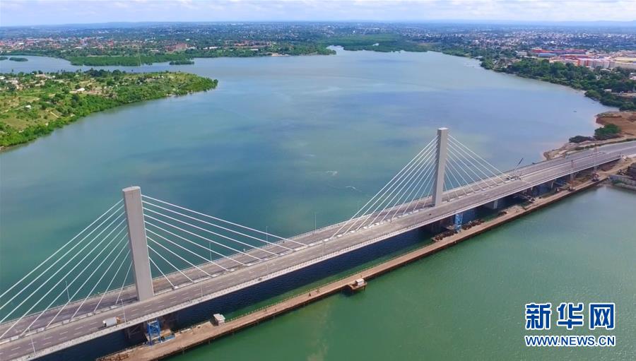 タンザニア・ダルエスサラーム州で撮影されたニエレレ大橋。中国の企業が建設した東アフリカ最大の斜張橋で、2016年4月に開通した。全長680メートルで、メインブリッジは鉄筋コンクリート製の斜張橋で、メインスパン200メートル、幅32メートル、両側6車線。