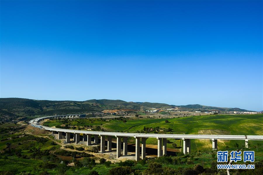 アルジェリアの南北貫通する高速道路建設を中国がサポート
