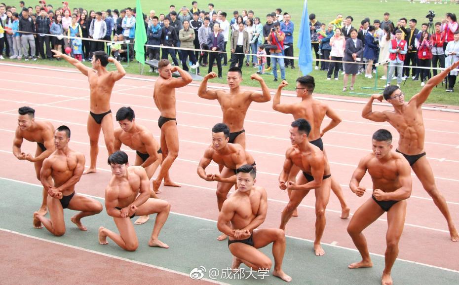 「歩く筋肉」、大学の運動会で肉体美を披露するボディビルダーチーム