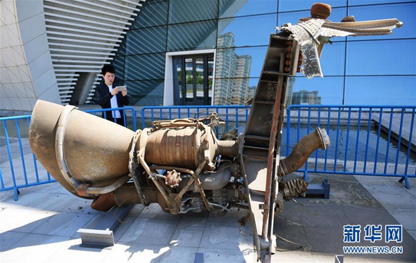 「長征2号F」ロケットの補助器などの残骸が河北省燕郊で展示