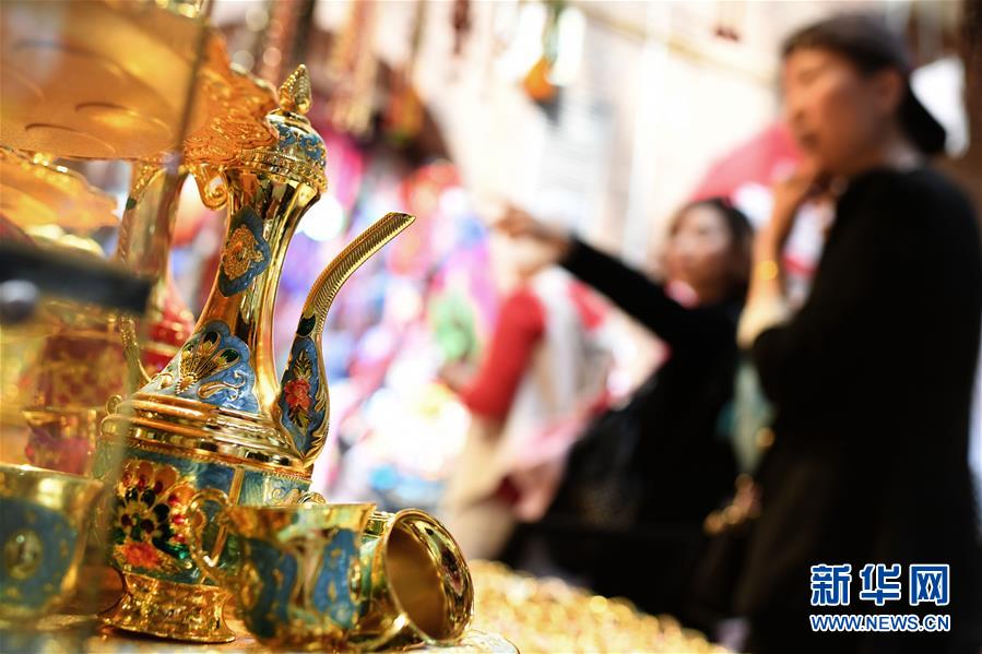 新疆国際大バザール　春の観光シーズン迎える
