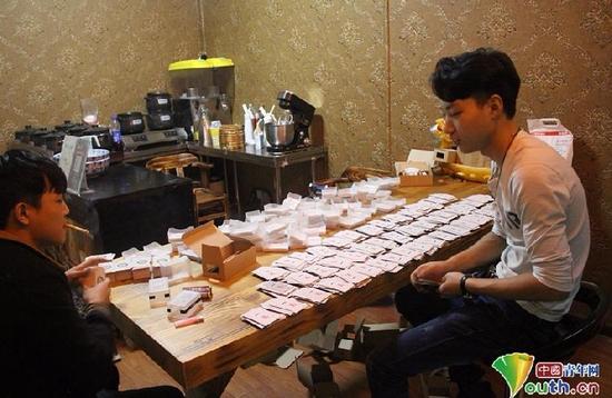 いつでもどこでも麻雀可能な紙の麻雀牌を開発した中国人男性