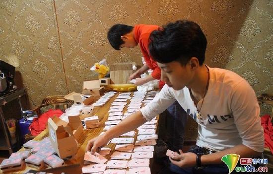 いつでもどこでも麻雀可能な紙の麻雀牌を開発した中国人男性