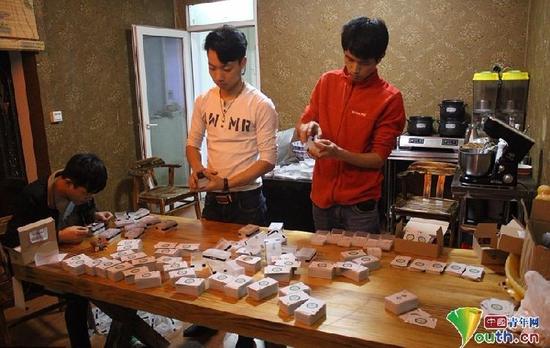 いつでもどこでも麻雀可能な紙の麻雀牌を開発した中国人男性