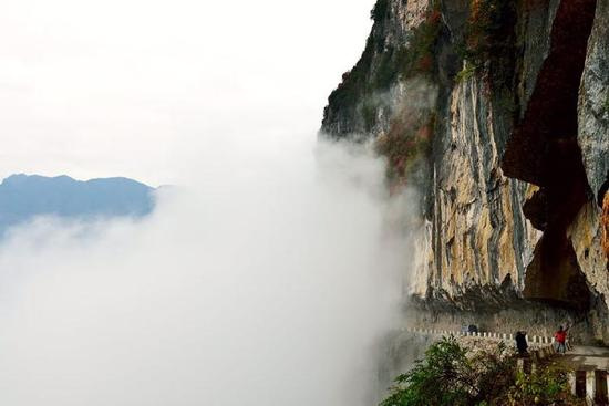 村人たちが資金集め、建設された断崖絶壁に面した「空中に浮かぶ道」　