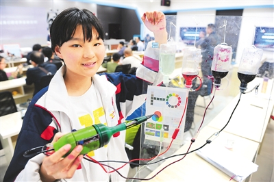 中国の若き発明家たちがその自信作を発表