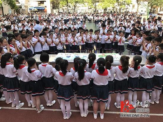 2分の1成人式を母と祝う小学生238人　湖南省
