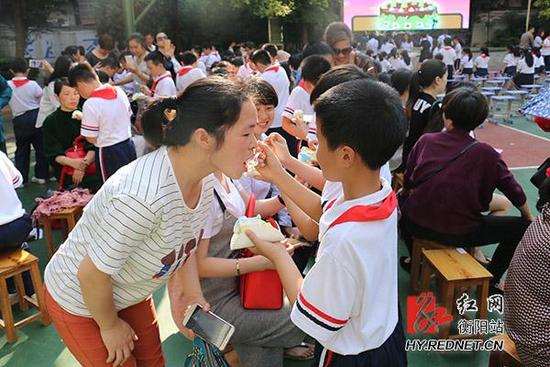 2分の1成人式を母と祝う小学生238人　湖南省