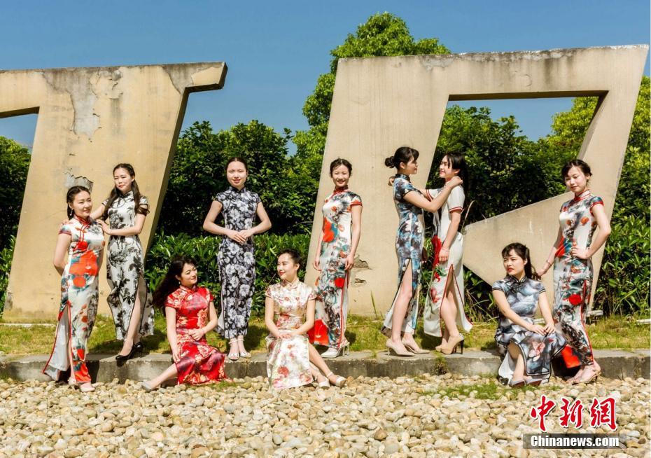 東洋女性の魅力を発揮　女子学生が卒業写真でチャイナドレス姿披露