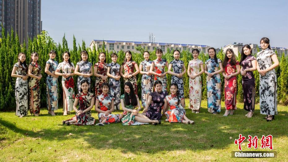東洋女性の魅力を発揮　女子学生が卒業写真でチャイナドレス姿披露