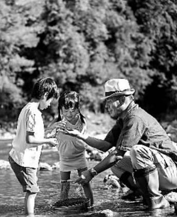 夏休みに自然の中で遊ぶ日本の小学生