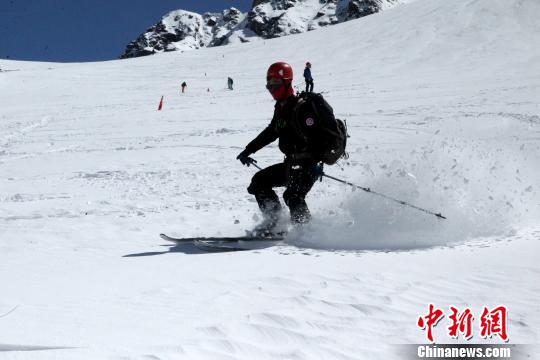 スキーヤーと登山家たちの「真夏のスキーテーマパーク」　青海省