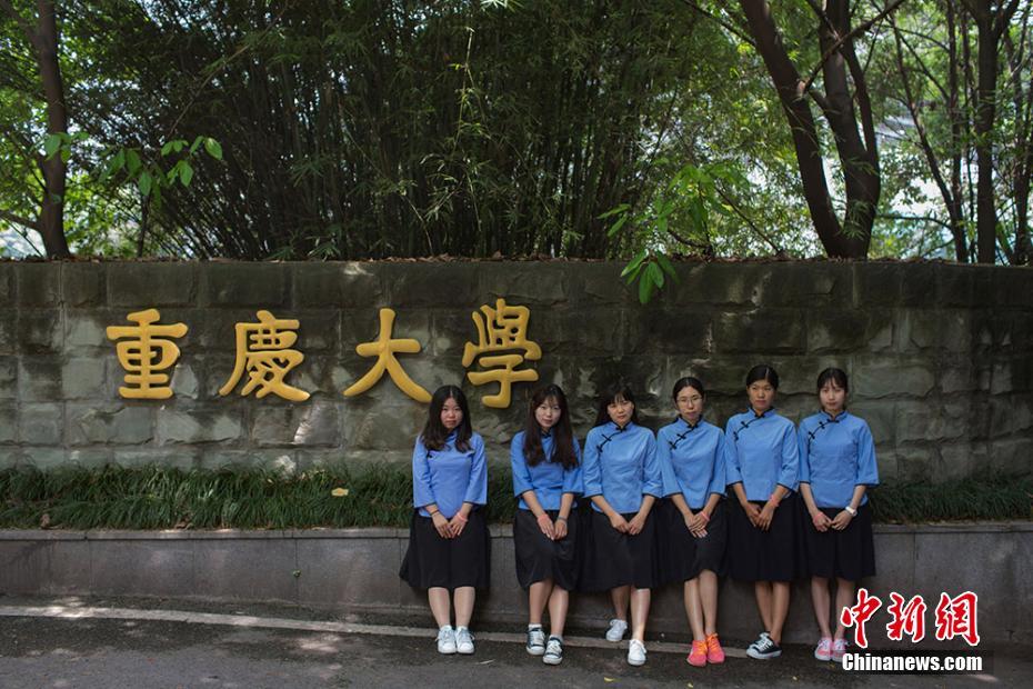 東南大学設立115周年記念　民国時代の学生服で女子学生が写真撮影