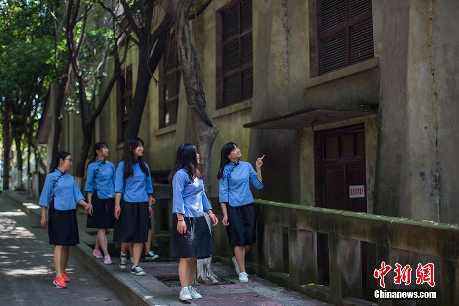 東南大学設立115周年記念　民国時代の学生服で女子学生が写真撮影