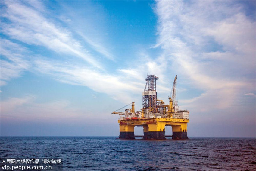 南中国海の作業海域における「藍鯨1号」（4月19日撮影）。