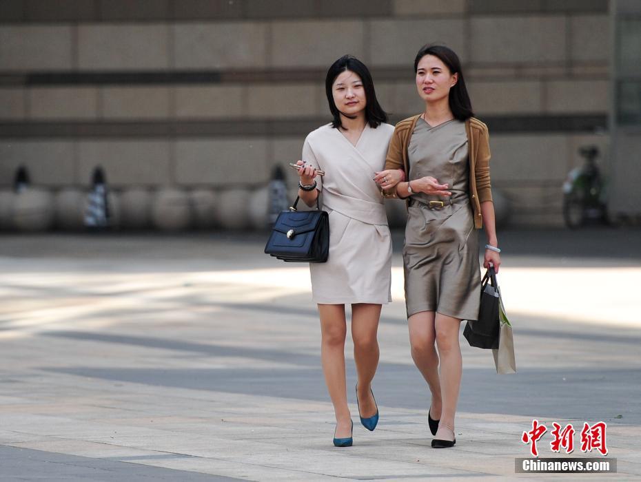 瀋陽市で最高気温32度　街行く市民は涼しげなファッションに