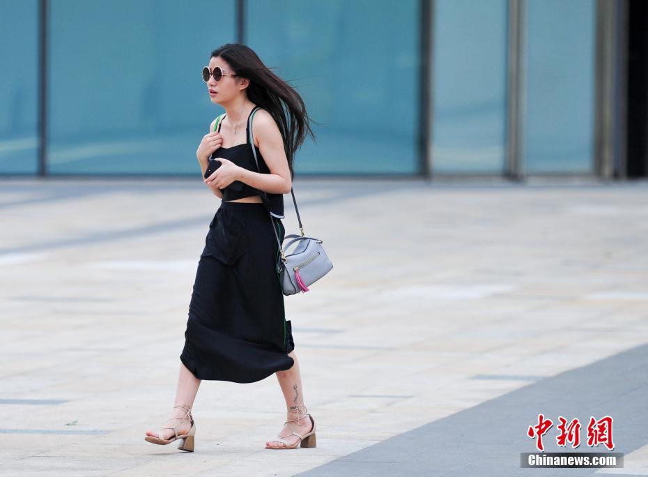 瀋陽市で最高気温32度　街行く市民は涼しげなファッションに