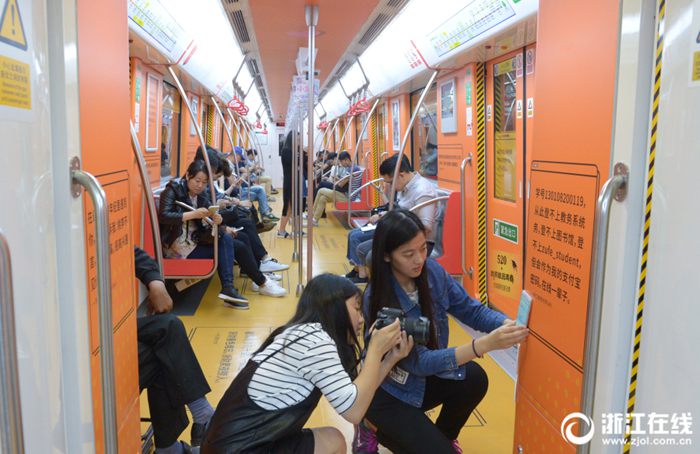 母校への思いを告白　杭州地下鉄に青春テーマの特別列車登場