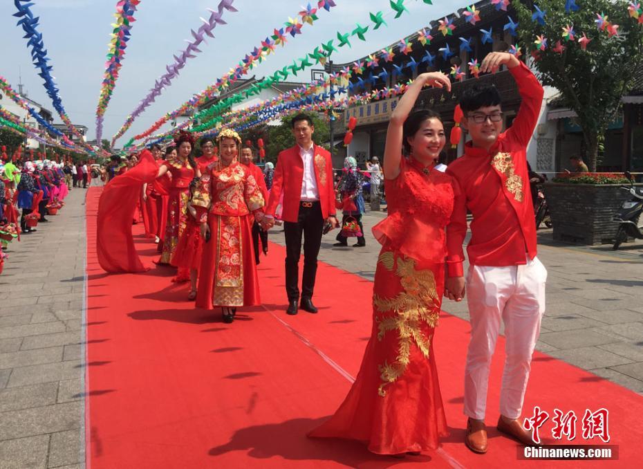 水郷で新婚カップル100組が盛大な合同結婚式　江蘇省