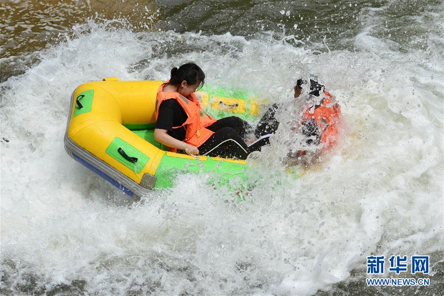 連日の猛暑で「川下り」が大人気に　河北省