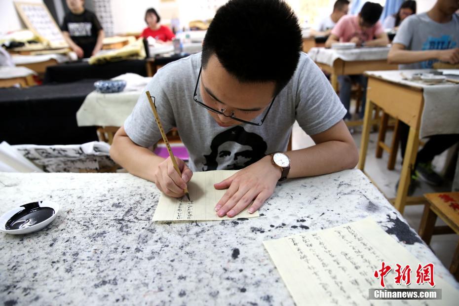 家族への思いを毛筆で、書道学院の学生　陝西省