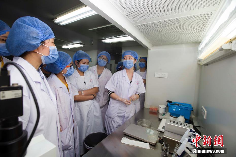  医科大学の女子学生が精子バンクを見学　山西省
