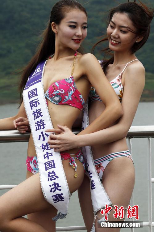 「ミス・ツーリズム」決勝戦開催　クルーザーでビキニ姿披露の美女たち