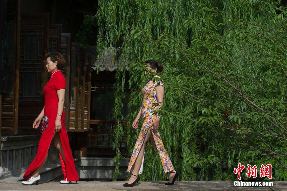 チャイナドレス愛好者たちが南京の古い街並みをそぞろ歩く