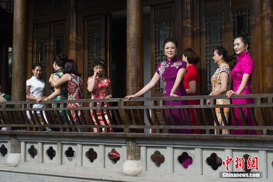 チャイナドレス愛好者たちが南京の古い街並みをそぞろ歩く