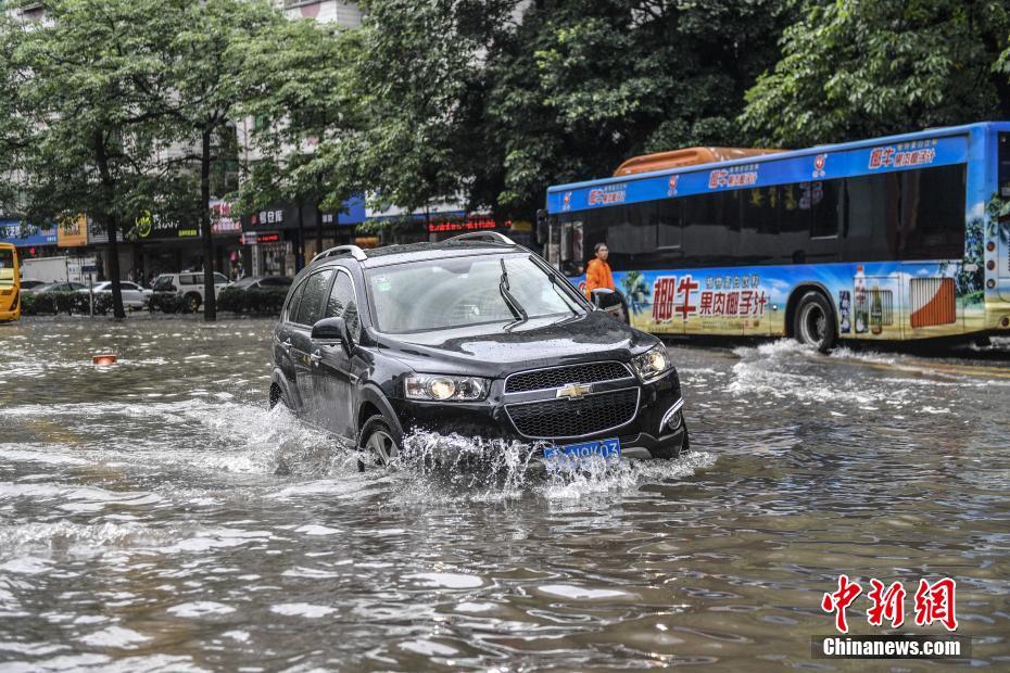 広州市で暴風雨、市内の各所で冠水被害