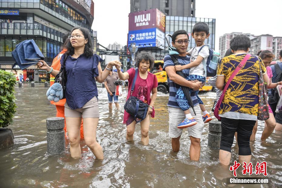 広州市で暴風雨、市内の各所で冠水被害