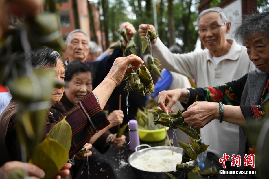 重慶の高齢者たち、端午節を前に粽作り