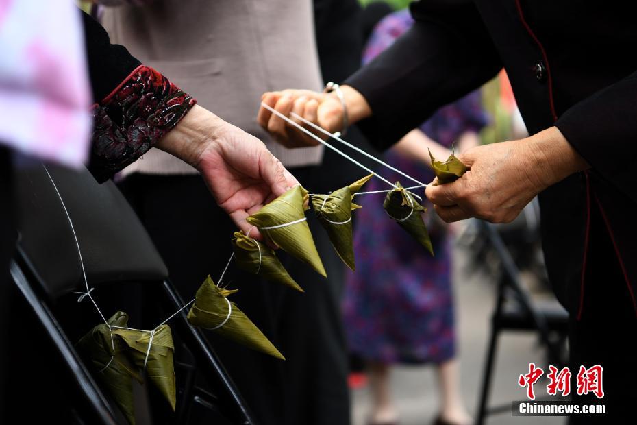 重慶の高齢者たち、端午節を前に粽作り