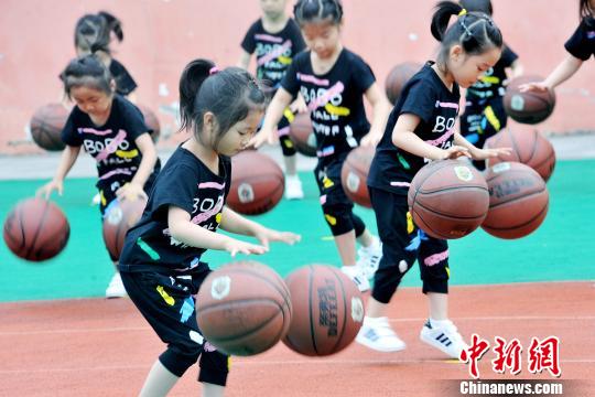  国際子供の日のイベントに向け、熱心にボールつきを練習する園児たち